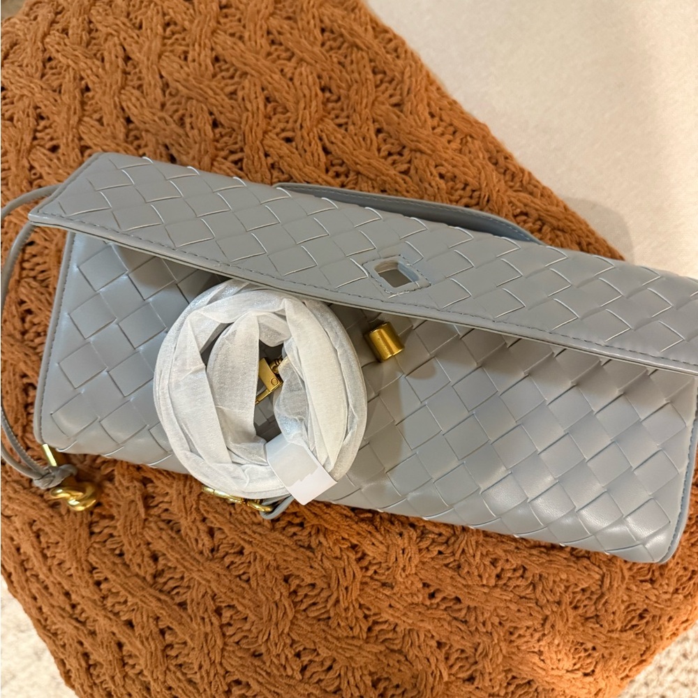 Elegant Gray Woven Clutch - Picture 3 of 6